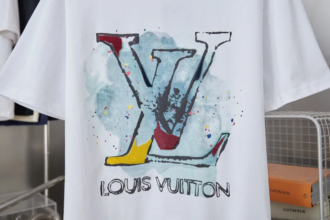🅿️200 1V 25SS early spring new style Splash-ink graffiti toothbrush embroidered letter short sleeves Light luxury essential item for daily commuting for men and women Correct version Welcome to compare Detailed features · 320g 100% pure cotton double yarn jersey fabric · Custom dyed in the same vat, special thickened 32 pieces double-strand 1X1 thread . Splash-ink graffiti hand-painted LV letter printing · Imported Tajima machine embroidery toothbrush embroidery technology · Double-needle sewing and cross-seam technology · Original main mark, washed tag, brand moisture-proof paper packaging Color: black/white Size: S/M/L/XL